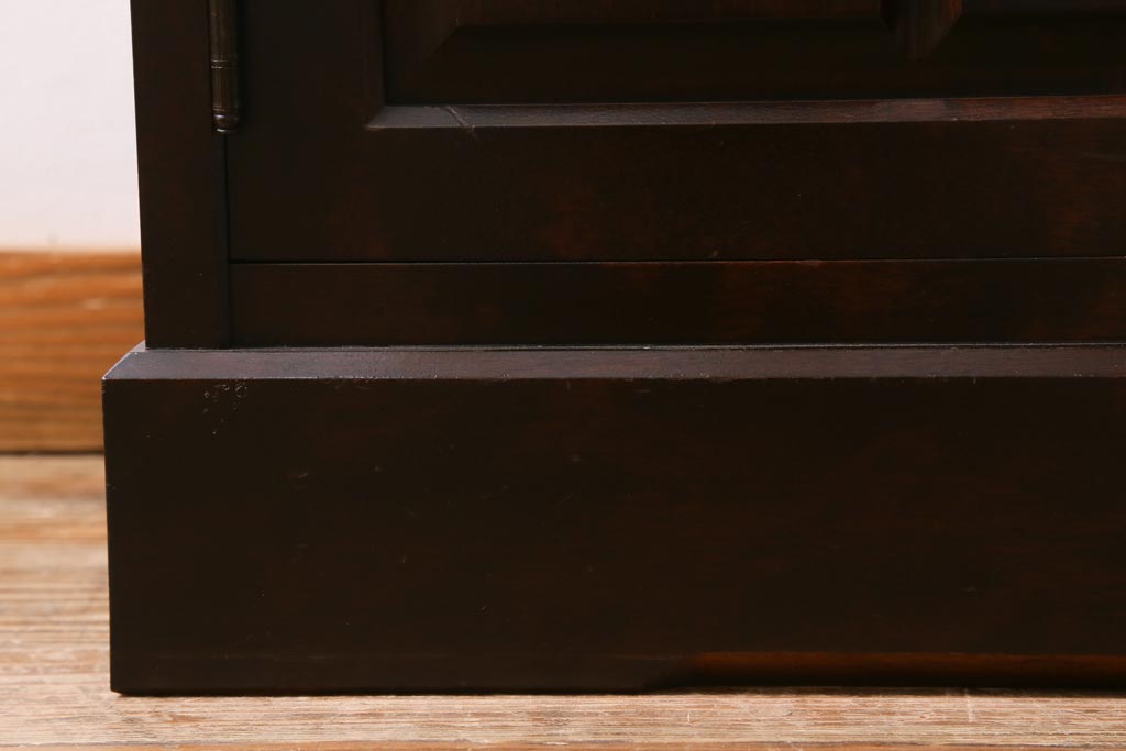 中古　北海道民芸家具　HM160K　落ち着いた色味が魅力の上質なつくりの食器棚(キャビネット、本箱)(R-039240)