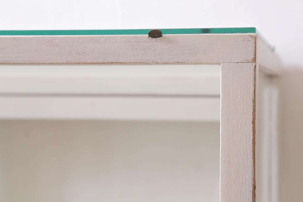 アンティーク家具　昭和中期　ペイント　ユニークな脚のデザインが目を惹くガラスケース(ショーケース、陳列棚)(R-039243)