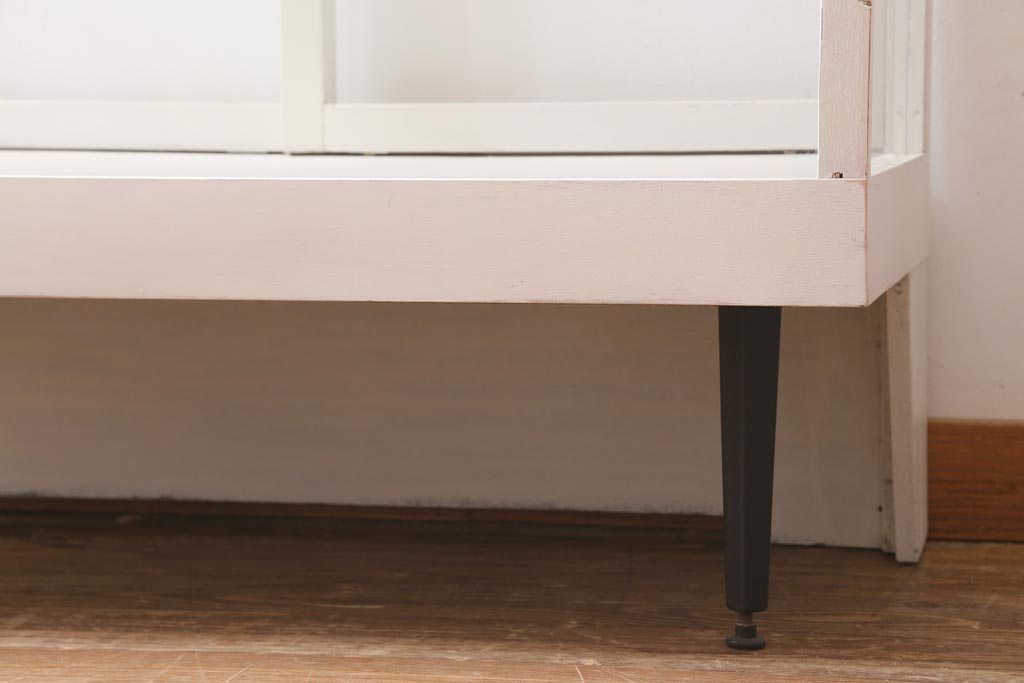 アンティーク家具　昭和中期　ペイント　ユニークな脚のデザインが目を惹くガラスケース(ショーケース、陳列棚)(R-039243)