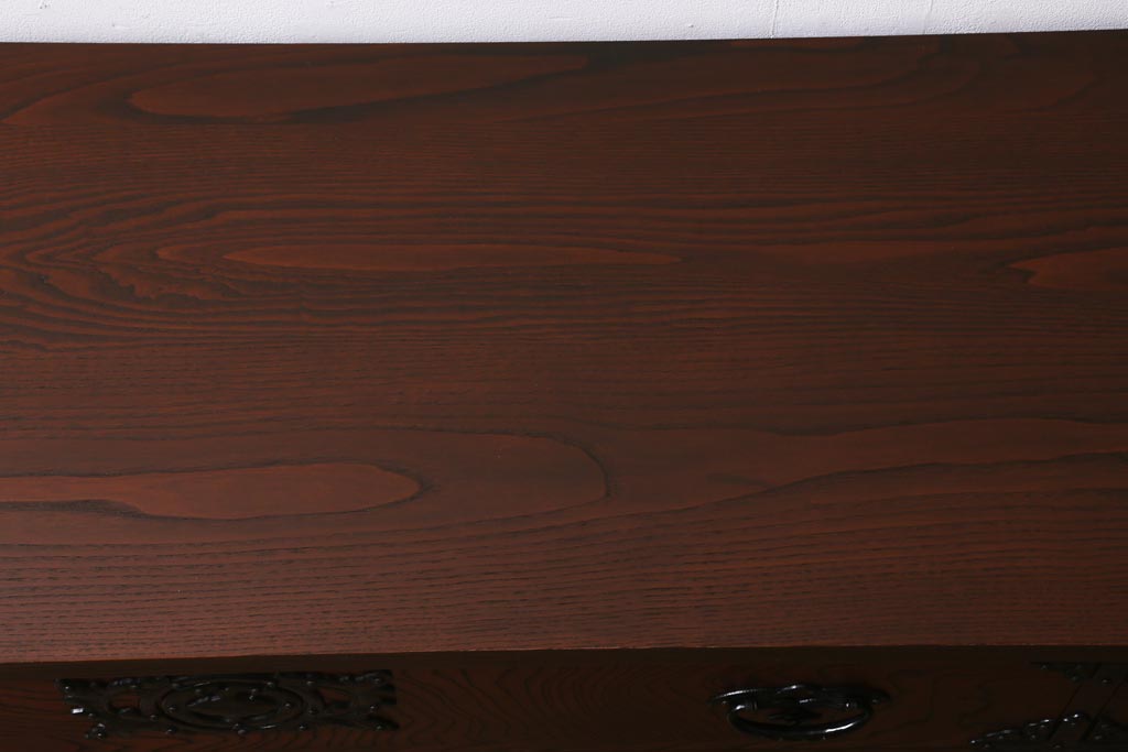 中古　伝統工芸　岩谷堂箪笥　天板リメイク・極厚栗無垢材　存在感のある豪華な金具が目を惹くローチェスト(テレビボード、引き出し、ローボード)(R-039260)