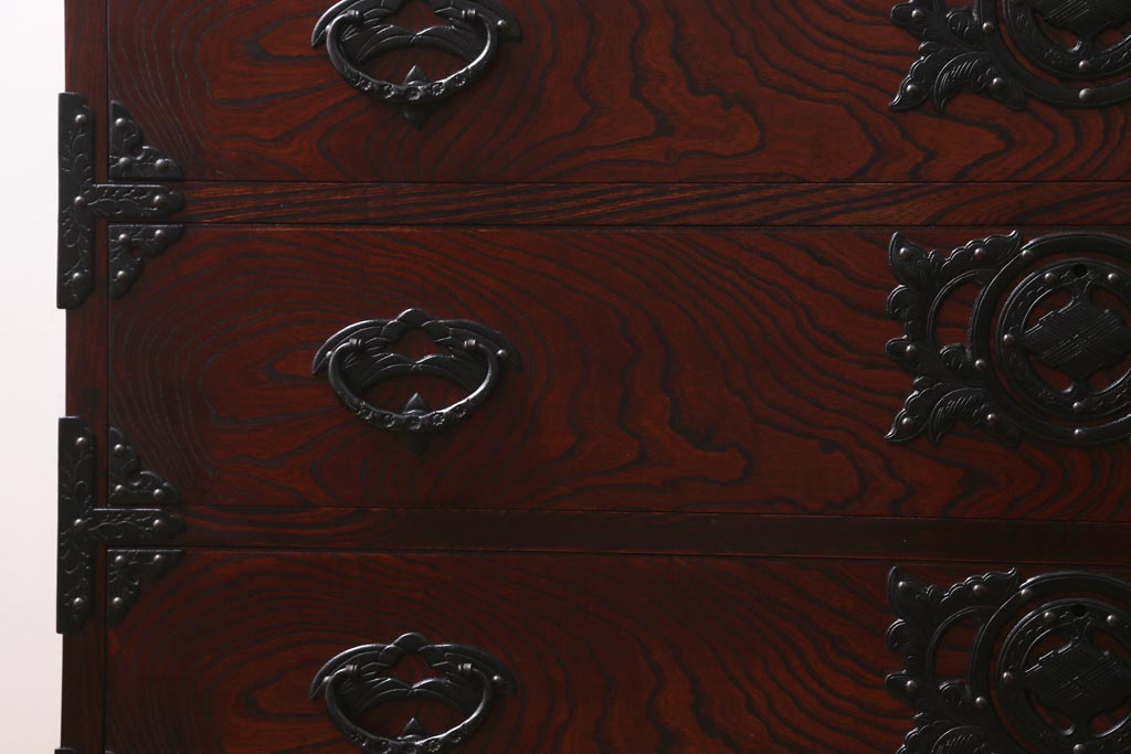 中古　伝統工芸　岩谷堂箪笥　天板リメイク・極厚栗無垢材　存在感のある豪華な金具が目を惹くローチェスト(テレビボード、引き出し、ローボード)(R-039260)