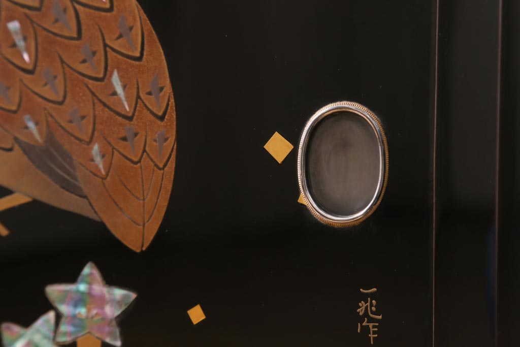 中古　伝統工芸　輪島塗　一后一兆 作　銘入り　金蒔絵螺鈿飾り棚(茶棚)(R-039266)