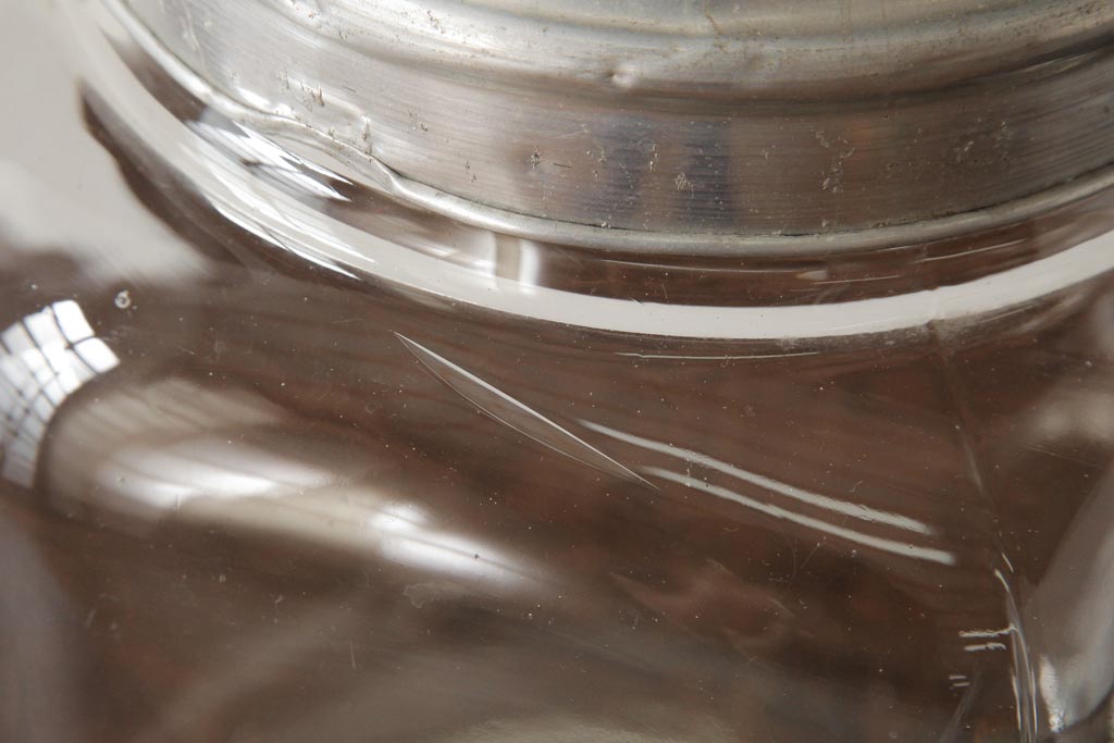 アンティーク雑貨　昭和後期　アルミ蓋付き　レトロな雰囲気漂うガラスビン(角瓶、キャニスター)(R-039280)
