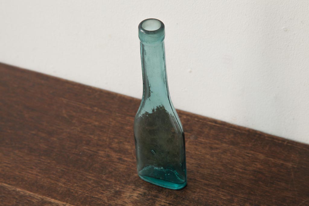 アンティーク雑貨　和製アンティーク　明治大正期　アンティークならではの個性あふれるガラスビン(アンティークボトル)(R-039287)