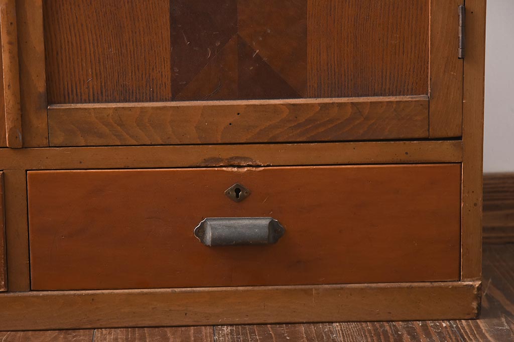 アンティーク家具　和製アンティーク　昭和初期　凝った意匠が目を引く戸棚(収納棚、キャビネット)(R-039294)