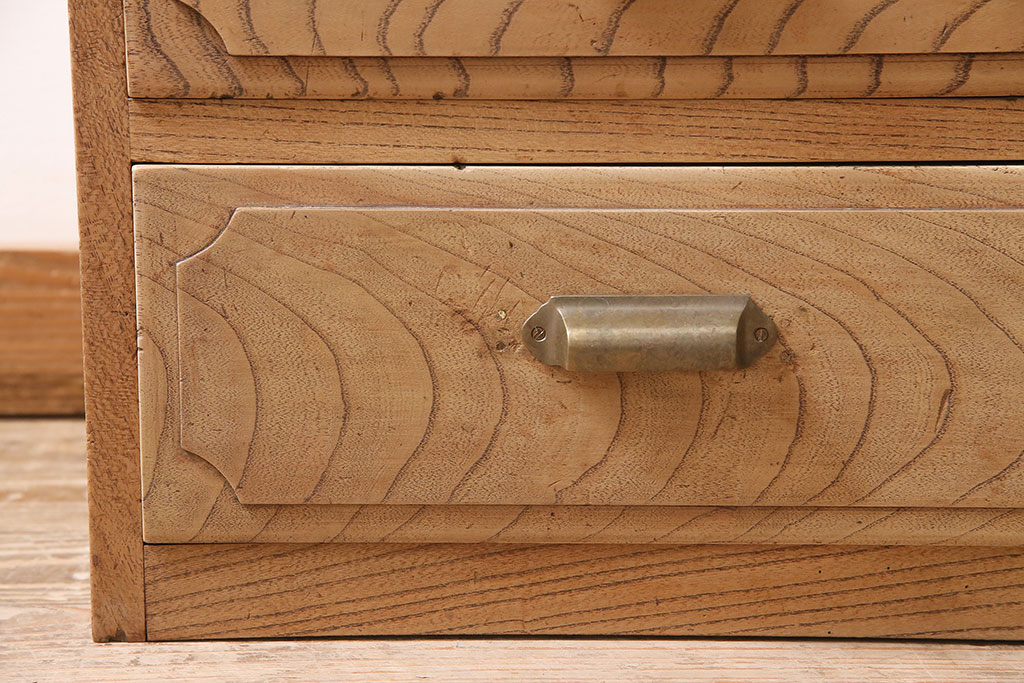 アンティーク家具　ストリップド(剥離)　昭和初期　三方ケヤキ材　前板のデザインが目を惹くチェスト(箪笥・引き出し)(R-039296)
