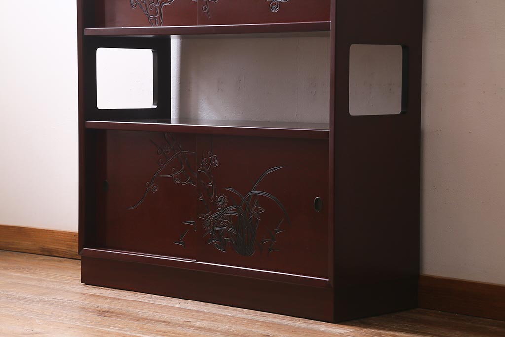 ヴィンテージ家具　工芸家具　鎌倉彫り　梅の彫刻が目を惹く漆塗りの茶棚(飾り棚、収納棚、ビンテージ)(R-039304)