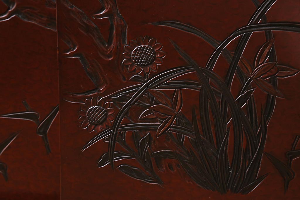 ヴィンテージ家具　工芸家具　鎌倉彫り　梅の彫刻が目を惹く漆塗りの茶棚(飾り棚、収納棚、ビンテージ)(R-039304)
