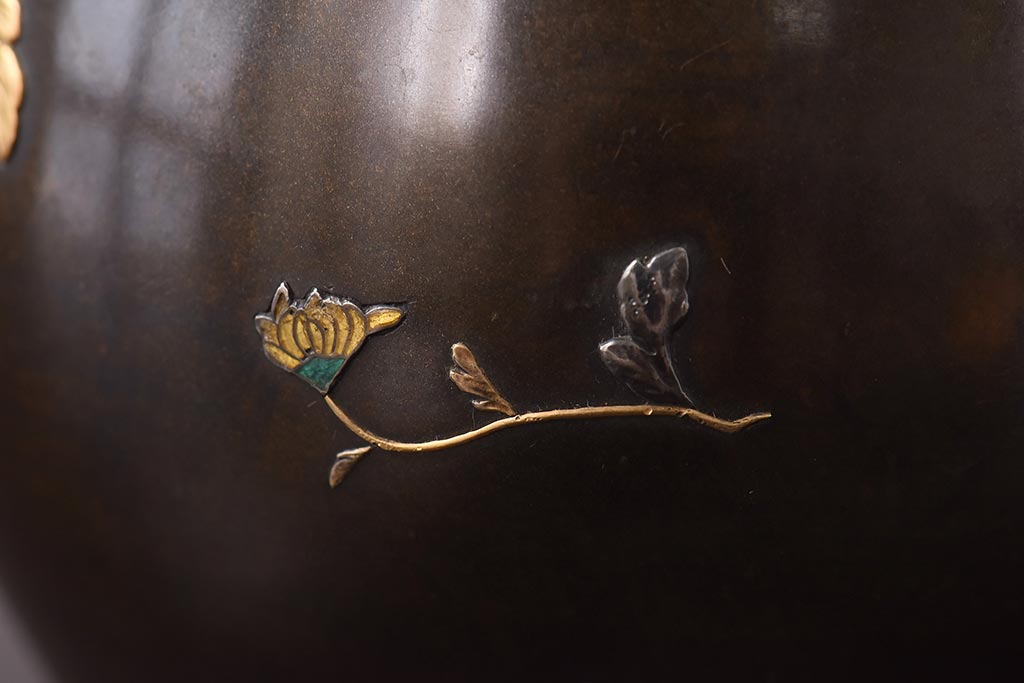 アンティーク雑貨　骨董　黄銅丸形金銀高彫七宝菊水花瓶(花器、金工)(R-039306)