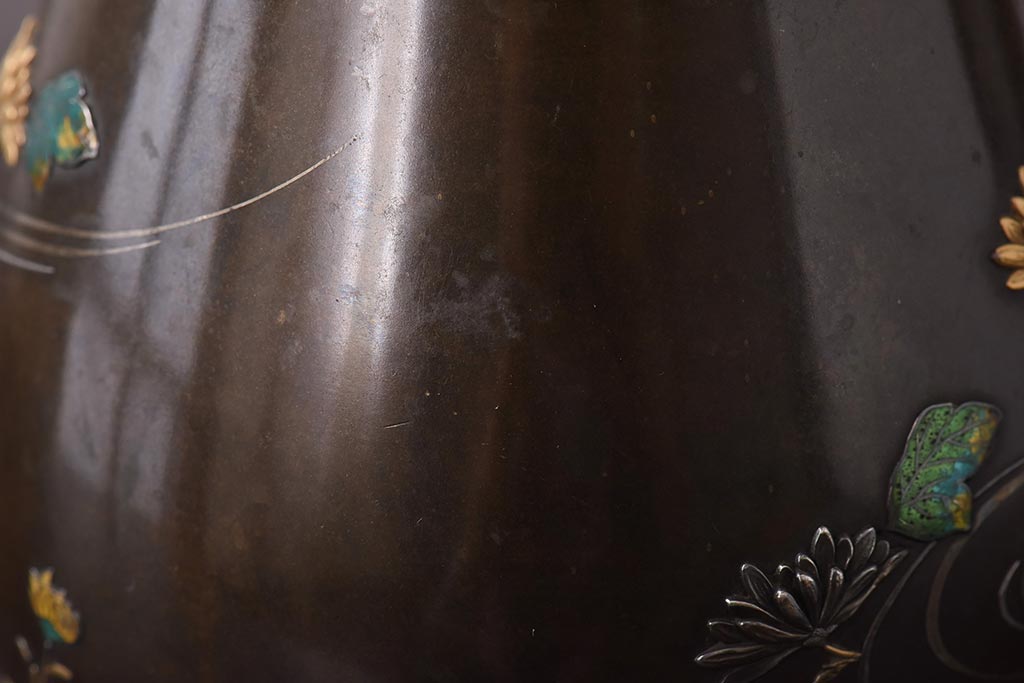 アンティーク雑貨　骨董　黄銅丸形金銀高彫七宝菊水花瓶(花器、金工)(R-039306)
