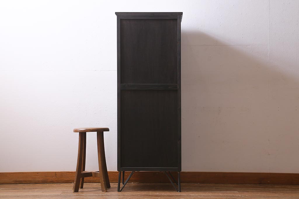 ラフジュ工房オリジナル　古建具リメイク　黒いペイントが組子細工を引き立てる鉄脚付き戸棚(書院戸、組子、収納棚)(R-039310)