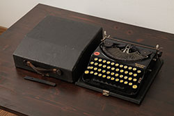 アンティーク雑貨　Remington(レミントン)　ポータブル　タイプライター　モデルB(ディスプレイ雑貨)(R-039314)