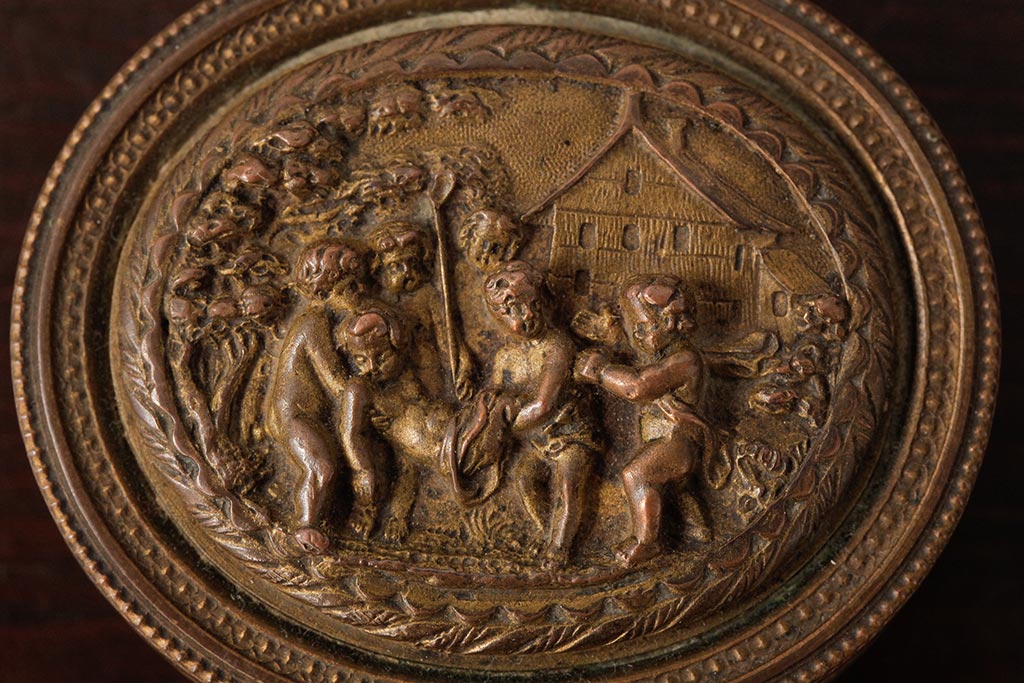 アンティーク雑貨　フランス　可愛らしい子供の意匠が目を惹くゴールドの小物入れ(ピルケース)(R-039317)