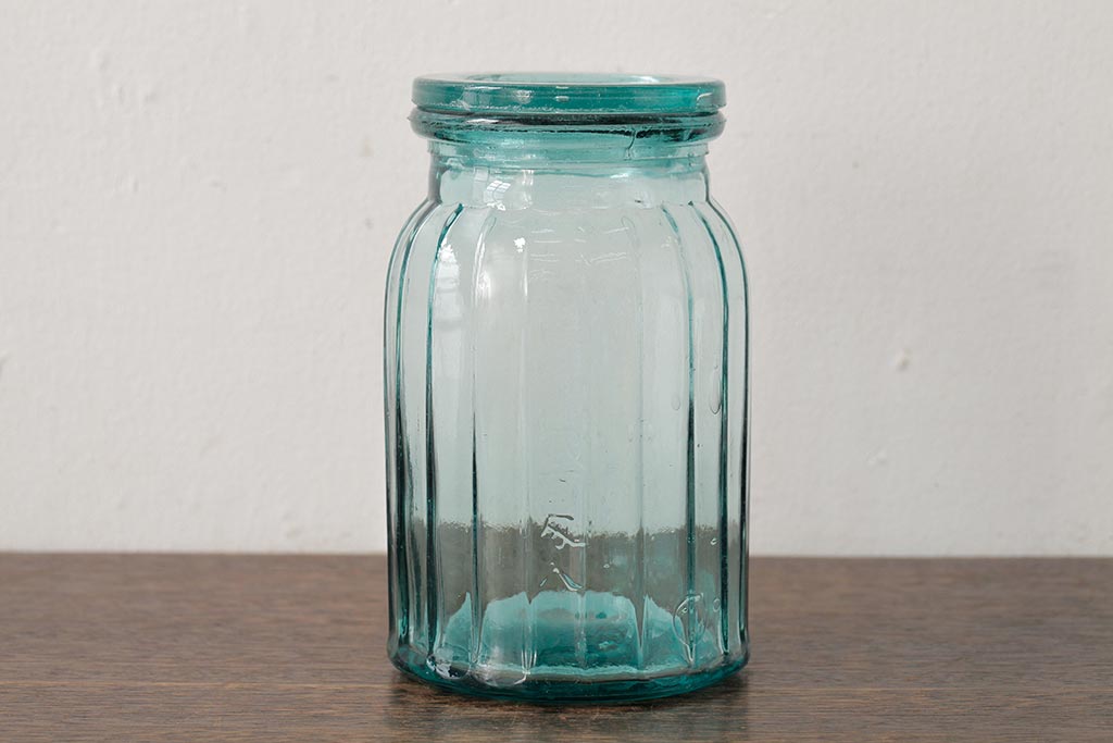 アンティーク雑貨　昭和レトロ　エメラルドグリーンが涼しげな蓋付きガラス瓶(ガラスビン)(R-039322)