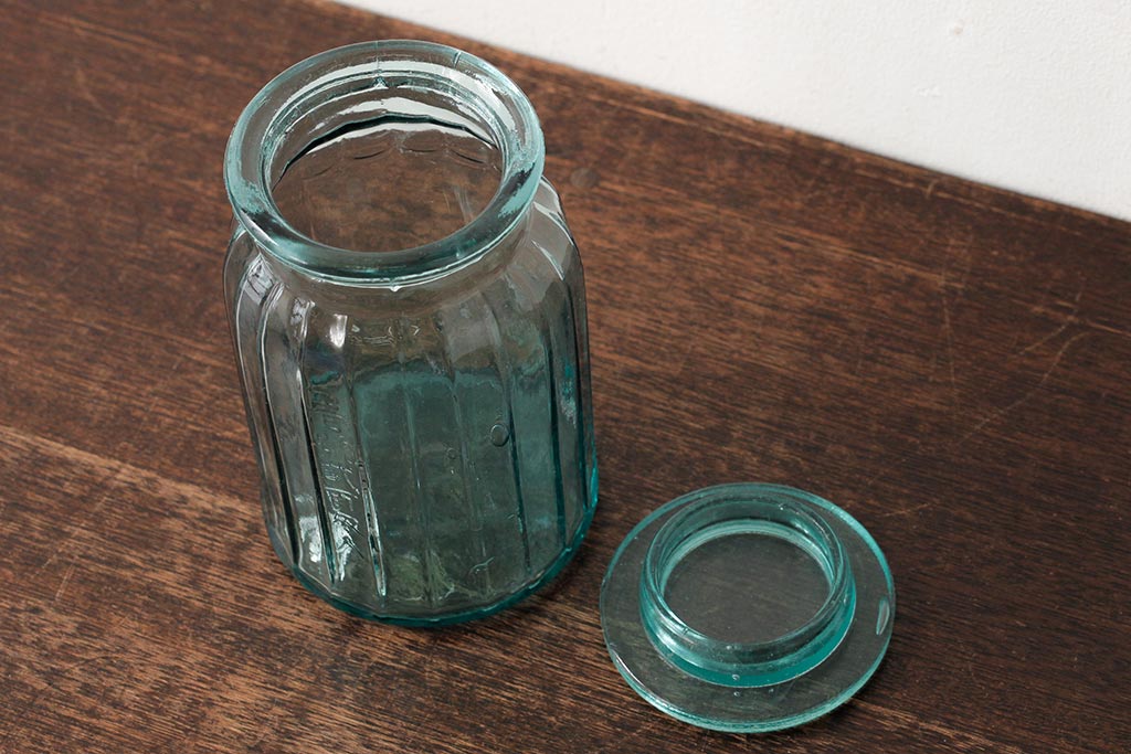 アンティーク雑貨　昭和レトロ　エメラルドグリーンが涼しげな蓋付きガラス瓶(ガラスビン)(R-039322)