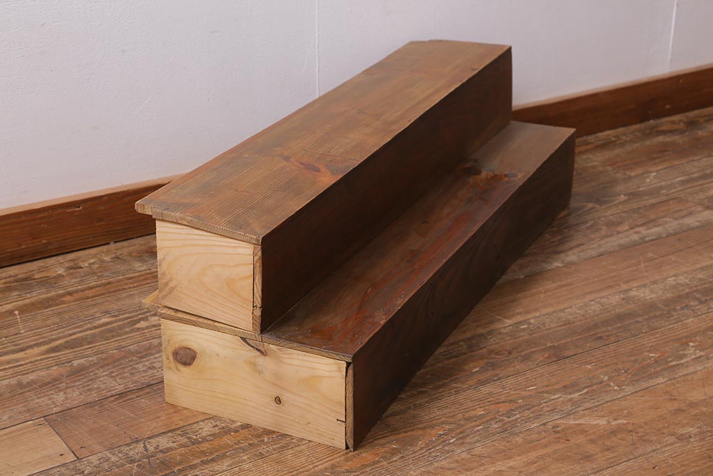 アンティーク雑貨　和製アンティーク　重ねて階段式になる木製ディスプレイ棚2個セット(飾り棚、花台)(R-039333)