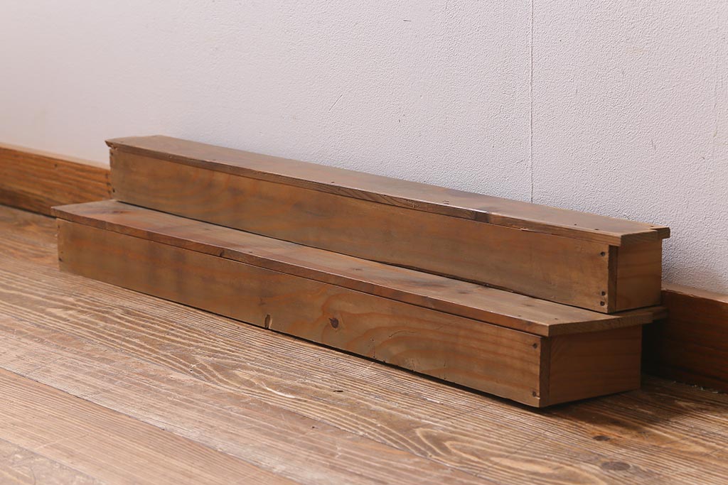 アンティーク雑貨　和製アンティーク　重ねて階段式になる木製ディスプレイ棚2個セット(飾り棚、花台)(R-039334)