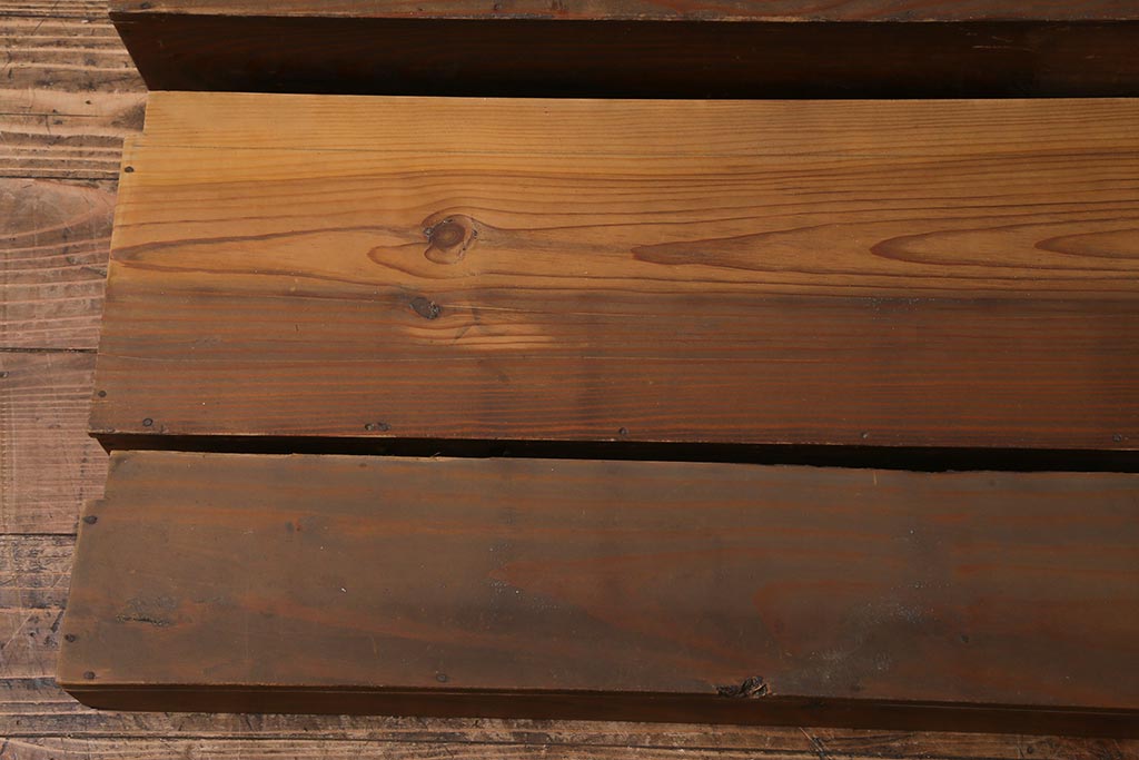 アンティーク雑貨　和製アンティーク　重ねて階段式になる木製ディスプレイ棚3個セット(飾り棚、花台)(R-039335)