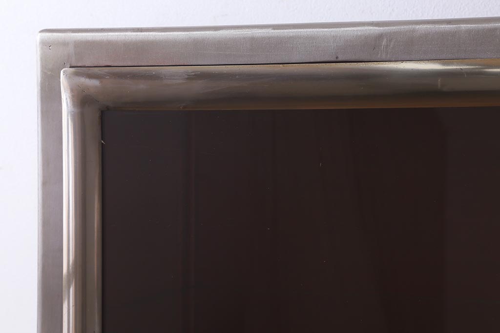 ヴィンテージ家具　フランスビンテージ　メディカル　シルバーのボディに黄味がかった赤のペイントが格好良いメタルキャビネット(ガラスケース、陳列棚、収納棚)(R-039341)