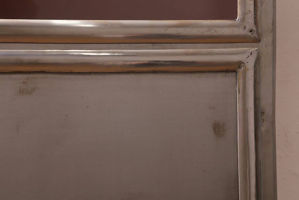 ヴィンテージ家具　フランスビンテージ　メディカル　シルバーのボディに黄味がかった赤のペイントが格好良いメタルキャビネット(ガラスケース、陳列棚、収納棚)(R-039341)