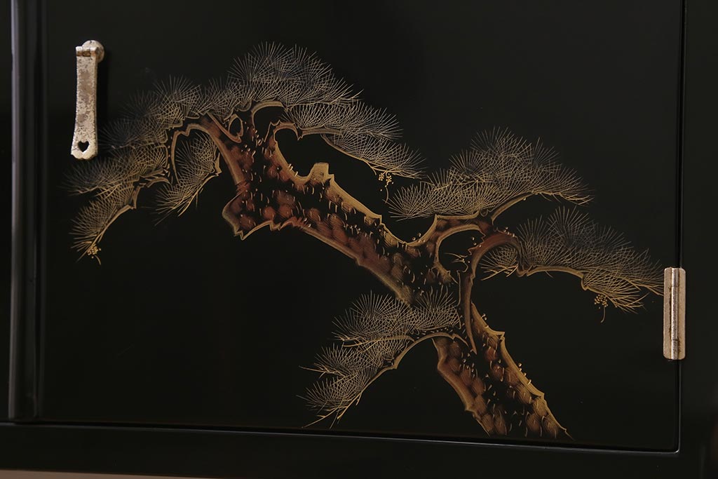 中古　伝統工芸品　松月作　漆塗り　力強い松の蒔絵が美しい飾り棚(茶箪笥、茶棚)(R-039345)