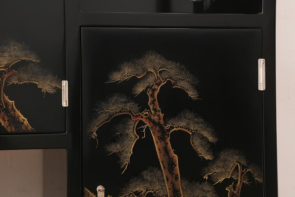 中古　伝統工芸品　松月作　漆塗り　力強い松の蒔絵が美しい飾り棚(茶箪笥、茶棚)(R-039345)