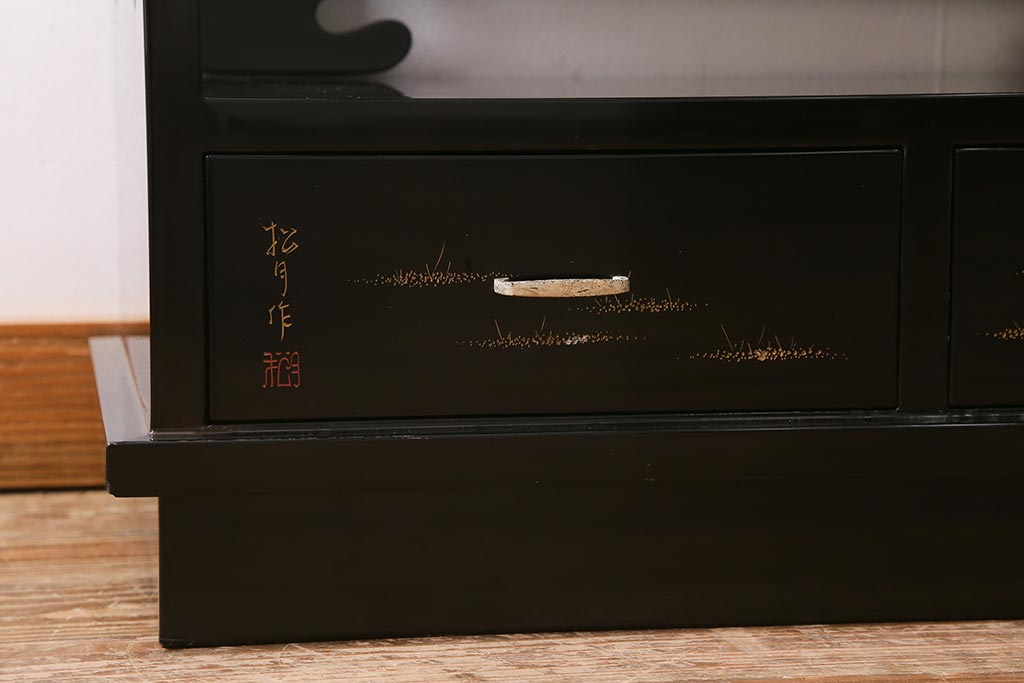 中古　伝統工芸品　松月作　漆塗り　力強い松の蒔絵が美しい飾り棚(茶箪笥、茶棚)(R-039345)