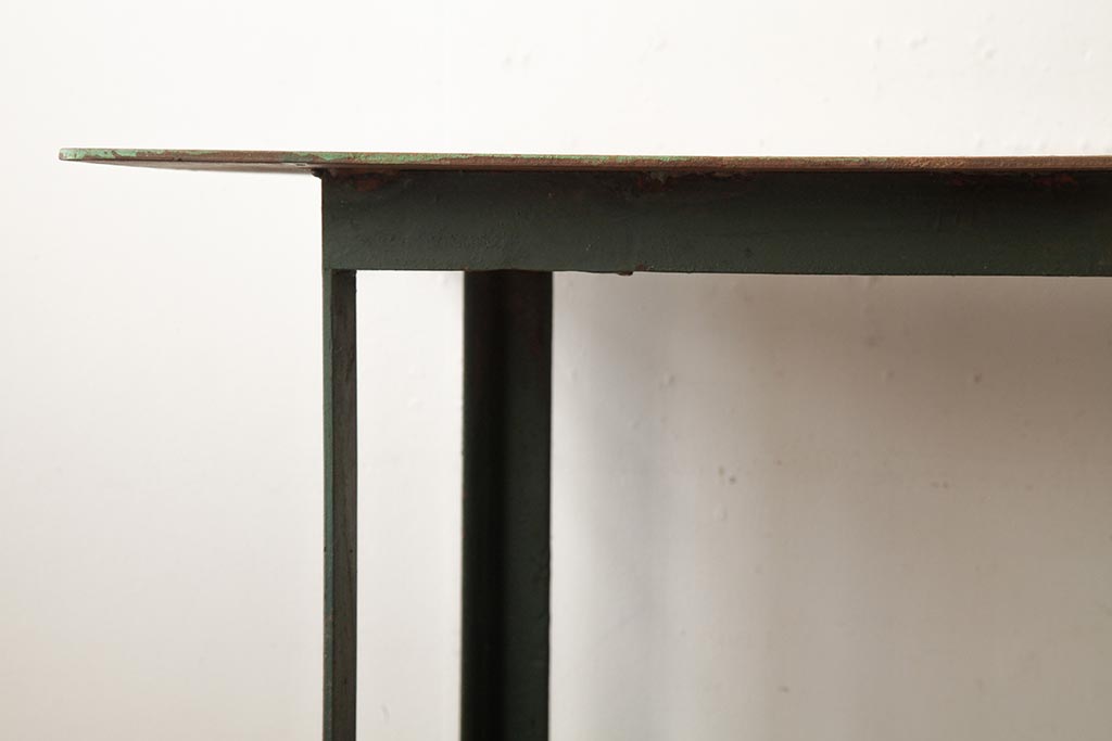 ビンテージ家具　インダストリアル　シャビーな質感と重厚感がおしゃれなアイアン製作業台(鉄製)(R-039352)