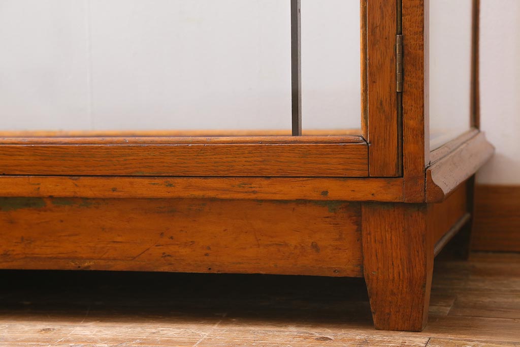 アンティーク家具　イギリスアンティーク　WITHY GROVE STORES　オーク材製　温かみのある木色がレトロなガラスケース(ショーケース、陳列棚)(R-039366)