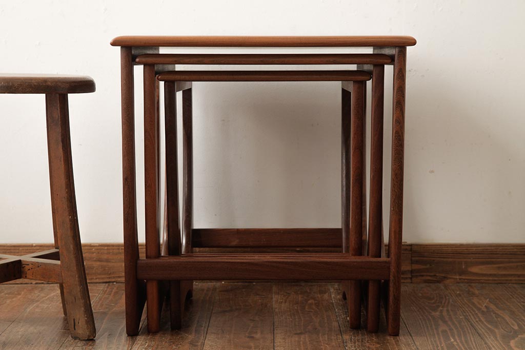 ヴィンテージ家具　北欧ビンテージ　2種の木目がおしゃれなネストテーブル(サイドテーブル、カフェテーブル)(R-039391)