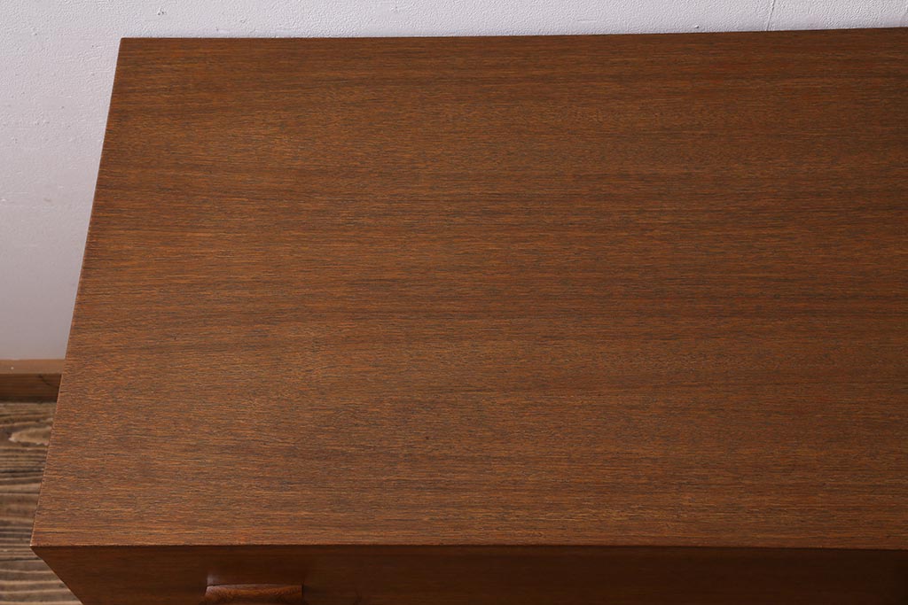 ヴィンテージ家具　北欧ビンテージ　G-PLAN　Quadrille　チーク材　シンプルモダンな佇まいの脚付きチェスト(引き出し、ドロワー)(R-039399)