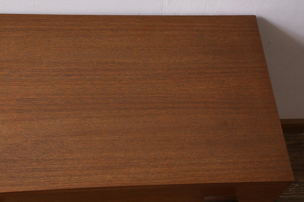 ヴィンテージ家具　北欧ビンテージ　G-PLAN　Quadrille　チーク材　シンプルモダンな佇まいの脚付きチェスト(引き出し、ドロワー)(R-039399)