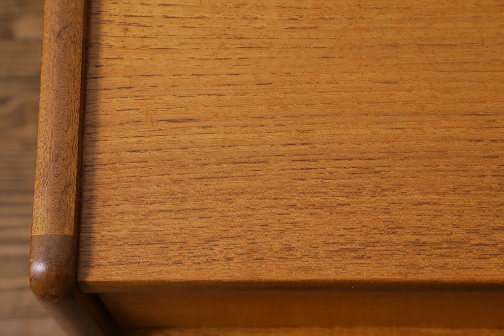 ヴィンテージ家具　イギリスビンテージ　チーク材　Nathan(ネイサン)　北欧スタイルにもぴったりのスタイリッシュなキャビネット(収納棚、戸棚)(R-039400)
