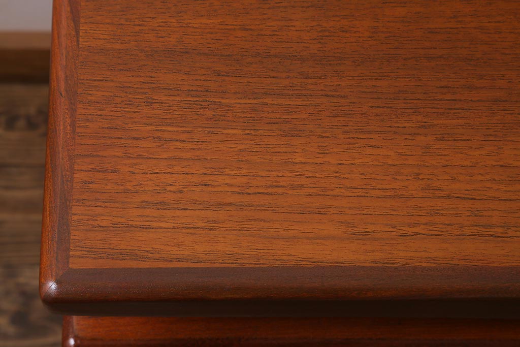 ヴィンテージ家具　北欧ビンテージ　チーク材　G-PLAN(ジープラン)　スタイリッシュなデザインが目を惹くドレッサー(化粧台)(R-039401)