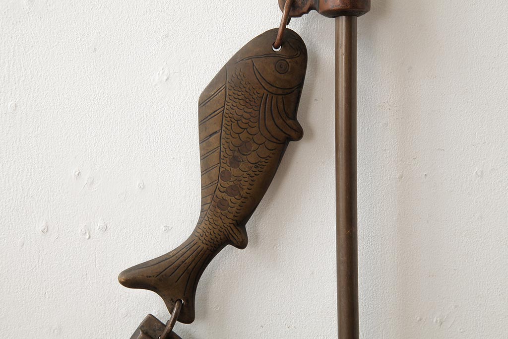 アンティーク雑貨　大正昭和初期　真鍮・鉄製　鯉の飾りが風情を感じる中通し式自在鉤(じざいかぎ)(R-039426)