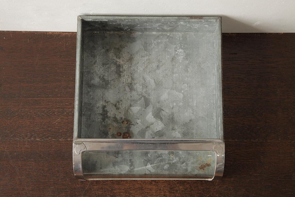 アンティーク雑貨　昭和レトロ　シャビーな質感が魅力の平型ブリキガラスケース(ショーケース、小物入れ)(R-039427)