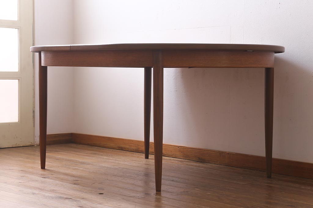 ヴィンテージ家具　北欧ビンテージ　G-PLAN(ジープラン)　チーク材　オーバル型がやわらかな雰囲気を醸し出すエクステンションテーブル(ダイニングテーブル)(R-039432)