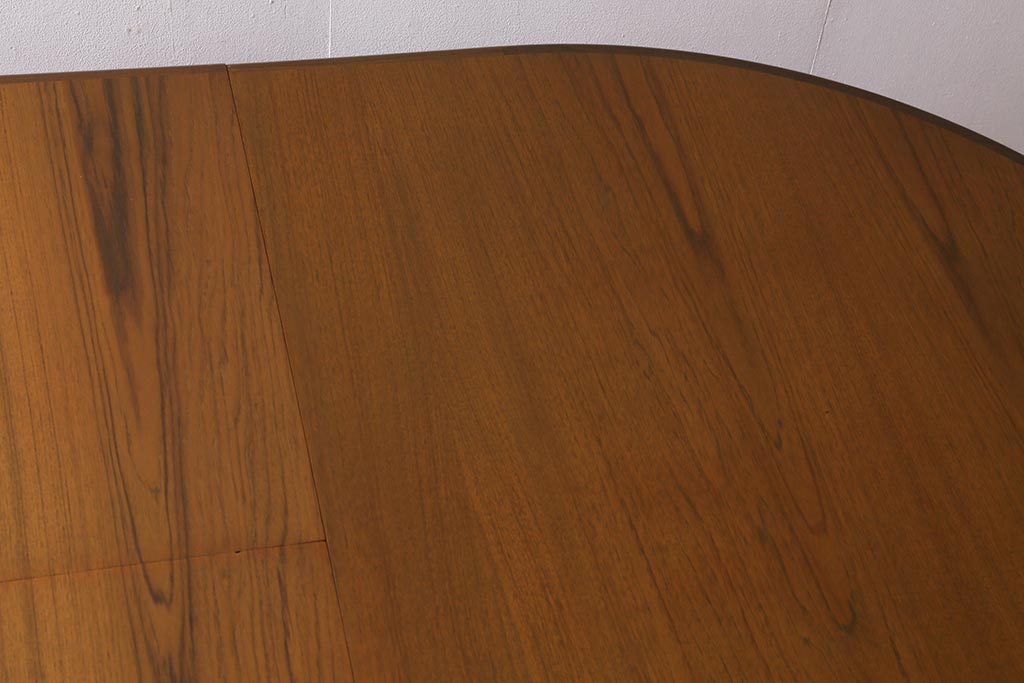 ヴィンテージ家具　北欧ビンテージ　G-PLAN(ジープラン)　チーク材　オーバル型がやわらかな雰囲気を醸し出すエクステンションテーブル(ダイニングテーブル)(R-039432)