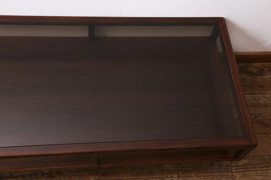 ヴィンテージ家具　北欧ビンテージ　ローズウッド材　スタイリッシュなガラストップテーブル(センターテーブル、ローテーブル、コーヒーテーブル)(R-039433)
