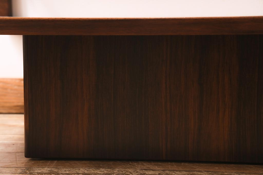 ヴィンテージ家具　北欧ビンテージ　ローズウッド材　スタイリッシュなガラストップテーブル(センターテーブル、ローテーブル、コーヒーテーブル)(R-039433)