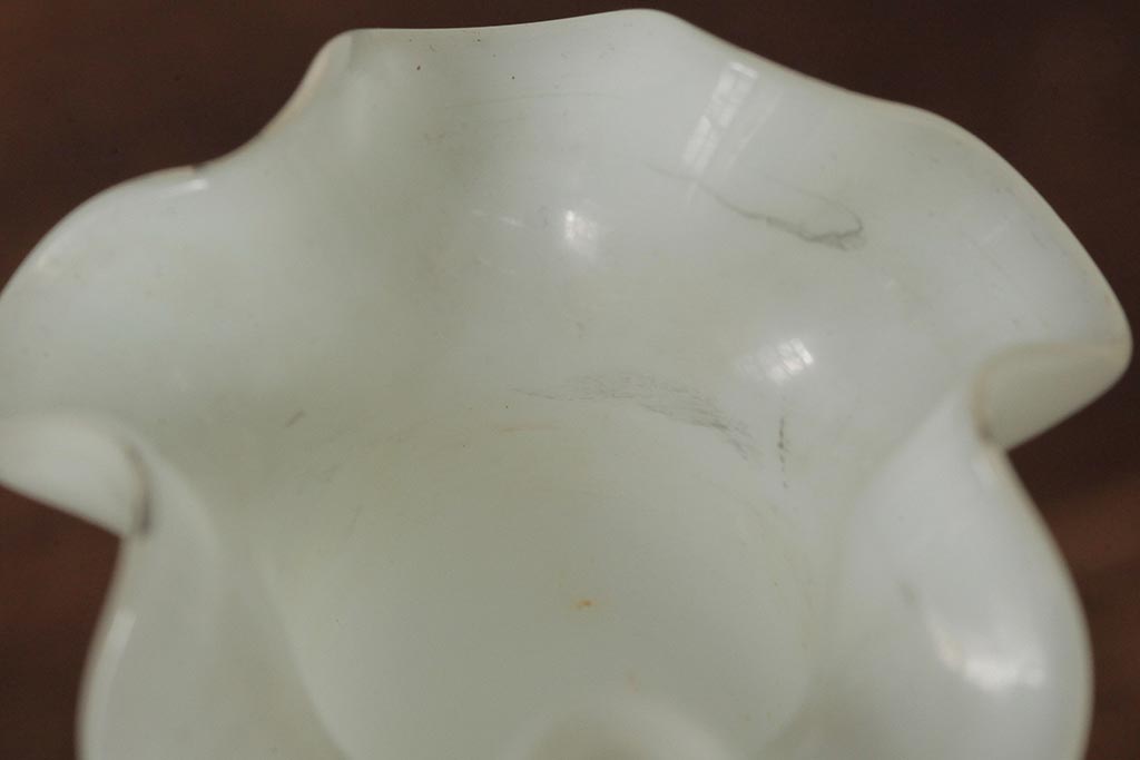 アンティーク雑貨　昭和レトロ　和ガラス　美しいフォルムが目を引く一輪挿し(花瓶)(R-039451)