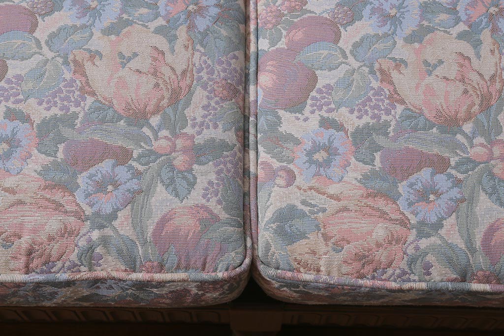 ヴィンテージ家具　美品　ERCOL(アーコール)　York Minster(ヨーク・ミンスター)　淡い色味の花柄ファブリックがお洒落な2人掛けソファ(アームソファ、ラブソファ、ビンテージ)(R-039470)