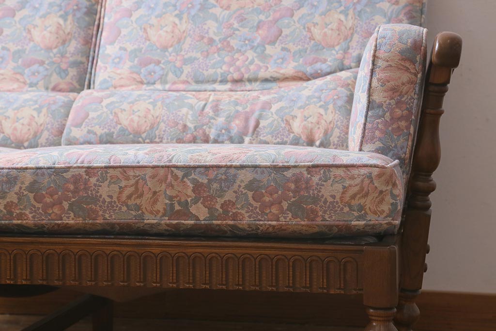 ヴィンテージ家具　美品　ERCOL(アーコール)　York Minster(ヨーク・ミンスター)　淡い色味の花柄ファブリックがお洒落な2人掛けソファ(アームソファ、ラブソファ、ビンテージ)(R-039470)