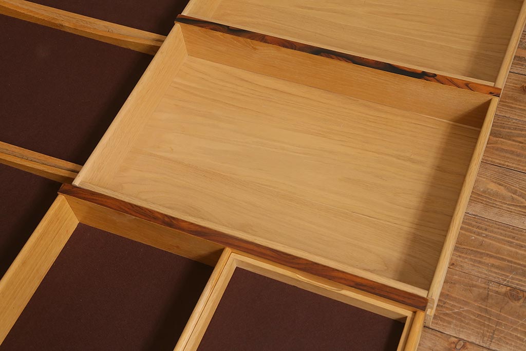 ヴィンテージ家具　デンマーク　北欧ビンテージ　希少品!ローズウッド材の美しい木肌が魅力的なサイドボード(収納棚)(R-039471)