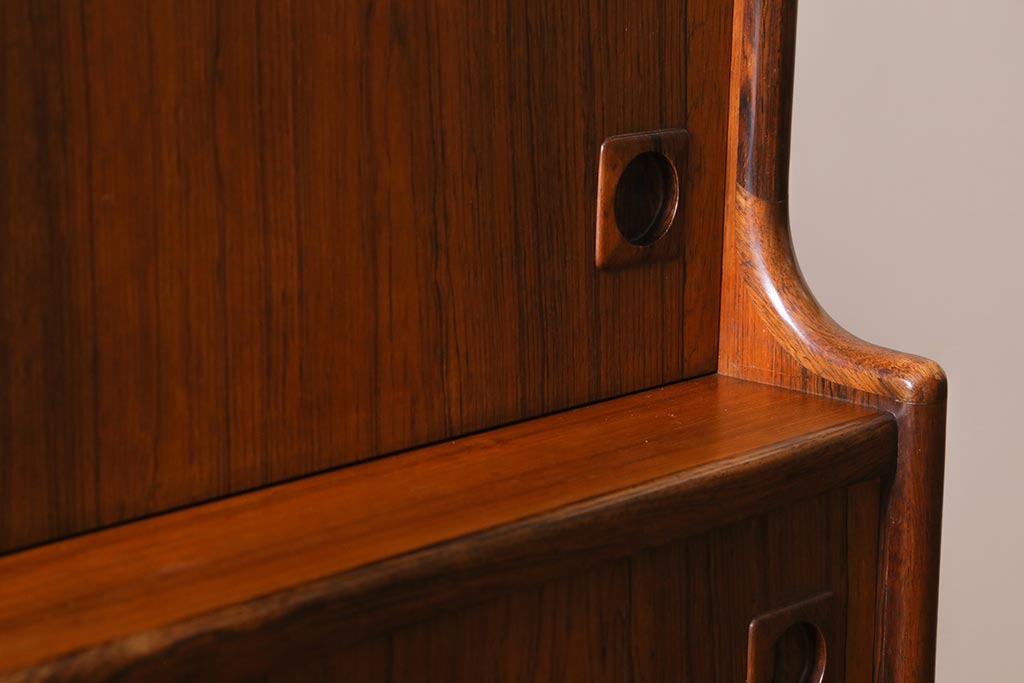 ヴィンテージ家具　デンマーク　北欧ビンテージ　希少品!ローズウッド材の美しい木肌が魅力的なサイドボード(収納棚)(R-039471)
