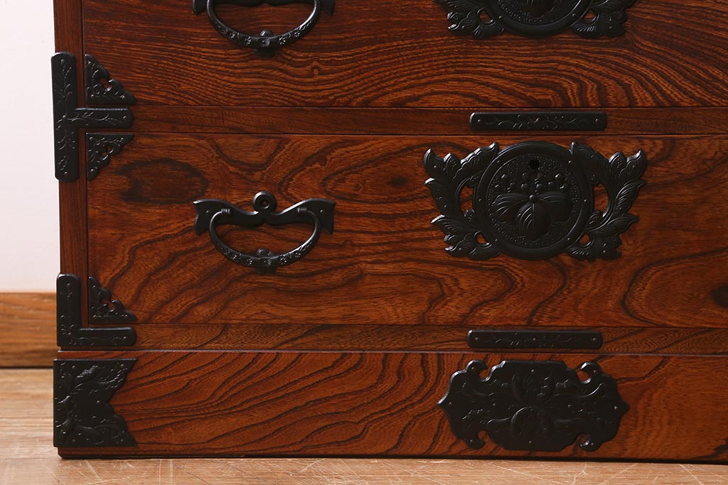 中古　岩谷堂箪笥　伝統民芸家具　重厚感のある金具が目を惹く整理箪笥(衣装箪笥、チェスト、引き出し)(R-039495)