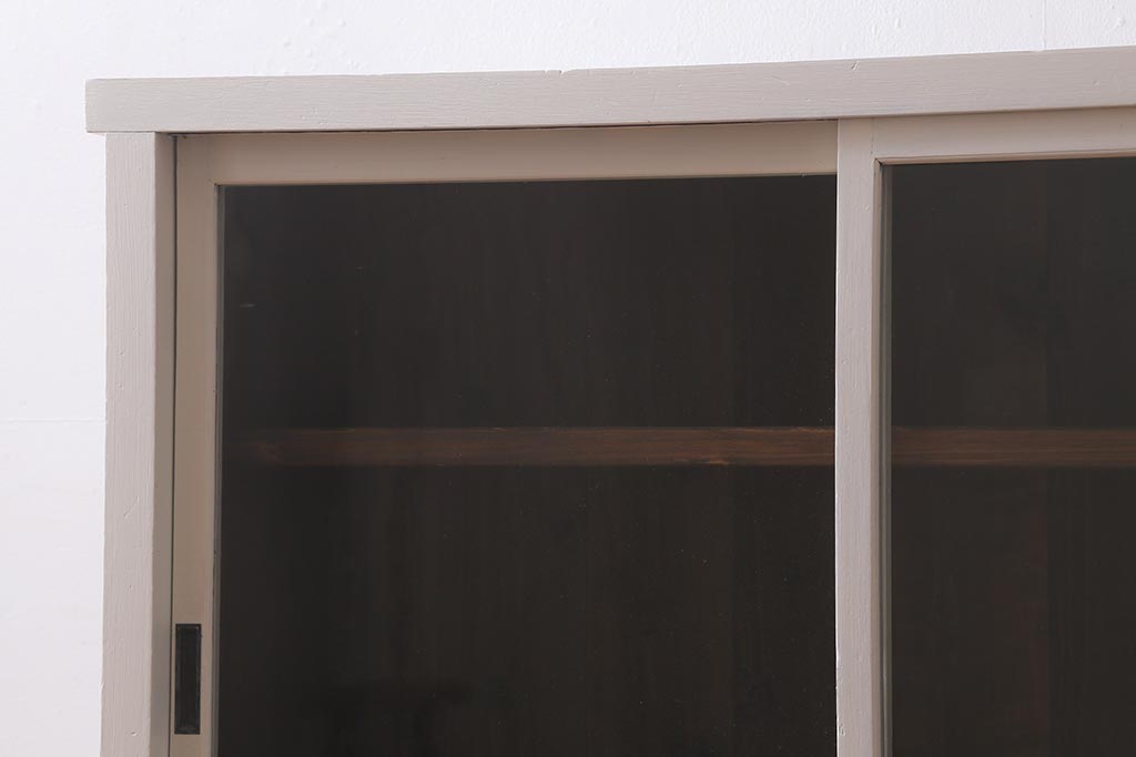 アンティーク家具　ペイント　昭和レトロ　ゆらゆらガラスが懐かしさ漂う鉄脚付キャビネット(ガラス戸棚、収納棚、飾り棚)(R-039496)