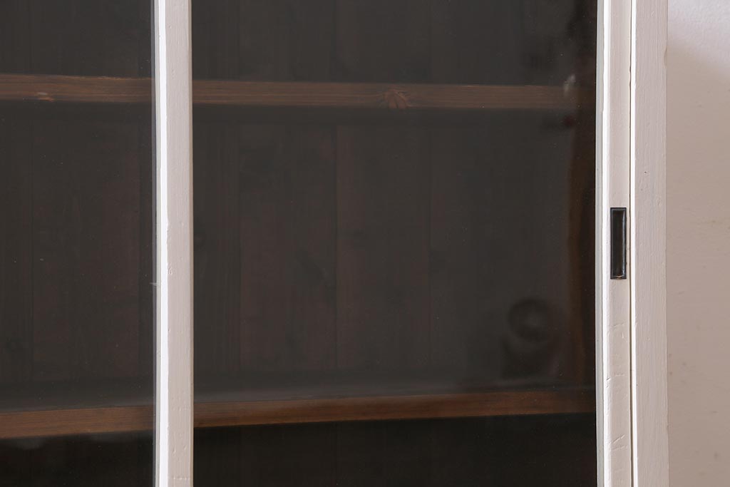 アンティーク家具　ペイント　昭和レトロ　ゆらゆらガラスが懐かしさ漂う鉄脚付キャビネット(ガラス戸棚、収納棚、飾り棚)(R-039496)