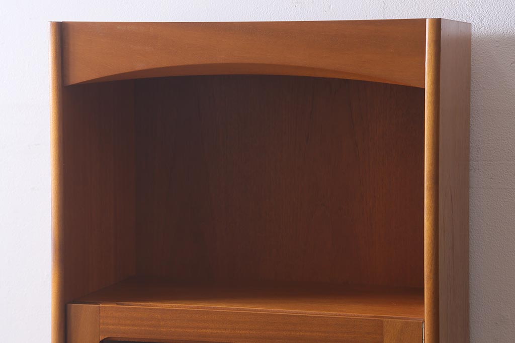 ヴィンテージ家具　イギリスビンテージ　nathan社(ネイサン)　チーク材製　ミッドセンチュリースタイルにおすすめなキャビネット(食器棚、収納棚、カップボード、飾り棚)(R-039499)