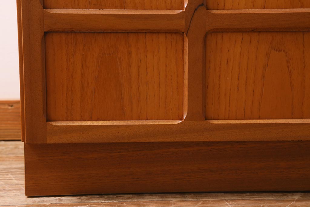 ヴィンテージ家具　イギリスビンテージ　nathan社(ネイサン)　チーク材製　ミッドセンチュリースタイルにおすすめなキャビネット(食器棚、収納棚、カップボード、飾り棚)(R-039499)